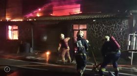 ▲新北市淡水興仁路上塑膠射出工廠發生火警，雖然火勢已被侷限，消防隊員仍不敢大意，持續灌救中。（圖／翻攝畫面）