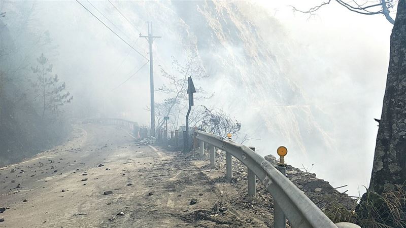 新／中橫便道傳火燒山　警消封路搶救