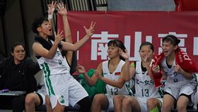 HBL八強賽　北一女擊敗永平（2）108年度高中籃球聯賽（HBL）八強賽9日開打，北一女中以95比47擊敗永平高中，北一女球員在場邊歡呼。中央社記者徐肇昌攝　109年2月9日