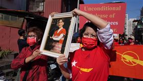 緬甸僑胞上街頭　跨海聲援翁山蘇姬（2）在台緬甸僑胞6日發起遊行，超過400人走上街頭，跨海聲援遭軍方軟禁的緬甸國務資政翁山蘇姬。中央社記者沈佩瑤攝  110年2月6日