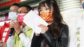 罷捷案未通過  黃捷重申拒絕報復性罷免無黨籍高雄市議員黃捷（右）的罷免案未通過，黃捷6日落淚感謝鳳山支持者，讓她還有機會為鳳山服務兩年，也重申並呼籲拒絕報復性罷免，本土、進步及民主派成員「一位都不會少」。中央社記者董俊志攝  110年2月6日