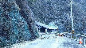 中橫便道邊坡起火  伴隨零星落石