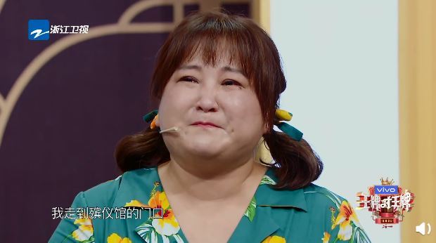 媽命危　女星向路人下跪：拜託借手機