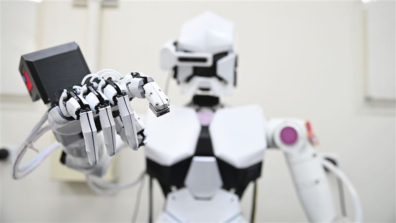 「清華紳士」溫柔手　醫療照護都上手