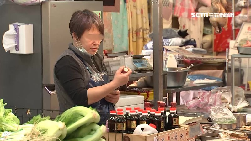 辦年貨群聚　「口罩掛下巴」憂成破口