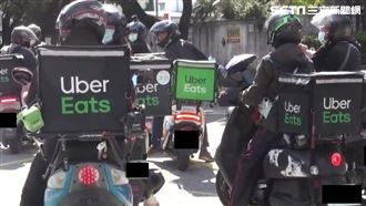 同業車隊送行外送員　哥哽咽鞠躬道謝