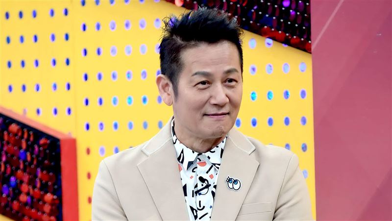 被發現大小眼　乃哥認了顏面神經失調
