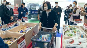 除夕和家人圍爐　蔡英文大秀戰利品