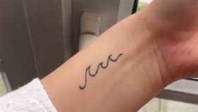 菲比為了表達對兄弟及偶像的愛，在手腕刺了波浪圖案。（圖／翻攝自菲比抖音）