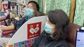 法務部政次蔡碧仲夫婦帶頭響應捐血疫情期間民眾捐血減少，依總統蔡英文指示，嘉義市小英之友會7日舉辦捐血活動，法務部政務次長蔡碧仲（後）與妻子黃淑英（前）帶頭捐血。（簡慈瑩提供）中央社記者蔡智明傳真  110年2月7日