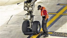 少年爬入飛機起落架艙，貼著班機從英國抵達荷蘭。（圖／翻攝自pixabay）