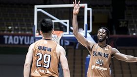 ▲領航猿送給富邦勇士2連敗。（圖／桃園領航猿提供）