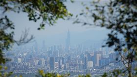 擴散條件差　西半部空氣品質亮紅燈（1）環保署表示，7日西半部擴散條件差，截至上午10時，西半部桃園、台中至高雄及金門等地已有20測站空氣品質達紅色警示等級。圖為從新北市山區高點看向台北市，能見度不理想。中央社記者王騰毅攝  110年2月7日