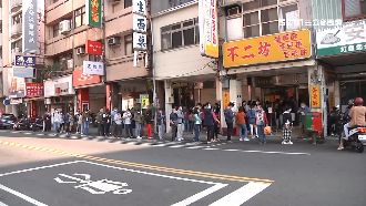 蛋黃酥之亂再起　老翁婦人搶客當街吵