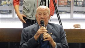 蔣經國日記發布會 美前國務卿舒茲出席年近百歲的美國前國務卿舒茲（George Pratt Shultz）美西時間17日親臨蔣經國日記的公開發布會，他提到香港與台灣人追求的自由，是替所有世人追求的自由。中央社記者周世惠舊金山攝  108年12月18日