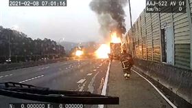 苗栗三義　火燒車　輪胎爆炸彈飛（圖／翻攝畫面）