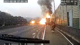 國道1三義火燒車　大輪胎炸飛如火炮