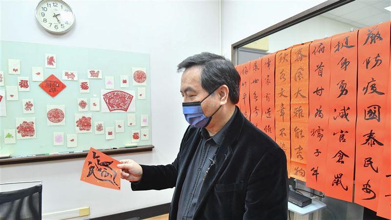 超驚豔　羅秉成寫得一手好毛筆字