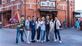 賀歲強檔電影角頭外傳《角頭－浪流連》，演員鄭人碩、謝欣穎、龍劭華、高捷、曾莞婷等人齊聚西門町發紅包。（圖／巧克麗娛樂提供）