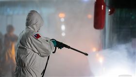 第3批武漢包機返台，化學兵進行消毒作業（圖／軍聞社提供）