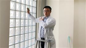 大掃除可善用梯凳  減少手臂高舉出力農曆年前家戶大掃除，光田綜合醫院骨科醫師嚴可倫指出，大掃除時清理較高的位置，建議使用小梯子減少肩膀高舉出力。（光田綜合醫院提供）中央社記者趙麗妍傳真  110年2月8日