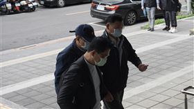 潘懷宗涉詐領助理薪資案　士院上午再開羈押庭台北市議員潘懷宗（中）涉嫌詐領助理薪資案，士林地院8日再度開庭，潘懷宗上午10時許到達法院，頭戴棒球帽不發一語。中央社記者林長順攝  110年2月8日