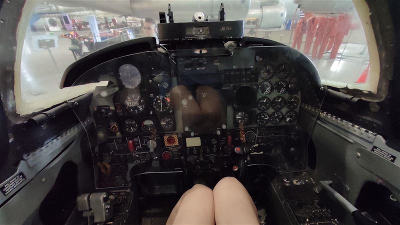 人妻坐戰機「軍人魂上身」　網卻歪樓