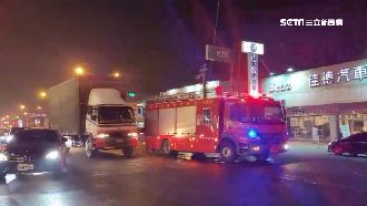 女騎士騎車戴耳機　鑽巷弄慘撞消防車