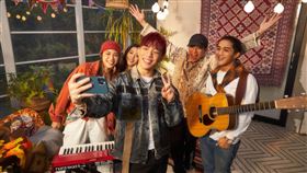 全球最受歡迎社交軟體 Tinder 攜手音樂才子 ØZI 引爆 Z世代交友話題。（圖／Tinder提供）