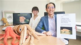 烏賊也懂相對價值  清華大學研究登國際期刊國立清華大學生命科學系教授焦傳金（右）與博士生郭子新（左）透過實驗發現烏賊也有相對價值感，證實烏賊也能透過學習來改變天生的攝食偏好。研究成果登上國際期刊，並獲紐約時報兩度報導。（清大提供）中央社記者魯鋼駿傳真  110年2月8日