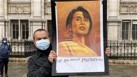 旅法緬僑抗議活動手舉翁山蘇姬肖像旅法緬僑抗議緬甸政變，並訴求釋放遭到緬甸軍方拘捕的國務資政、實質領導人翁山蘇姬。緬僑表示，民選政府受到軍方與舊時代憲法牽制，無法自由地領導國家。中央社記者曾婷瑄巴黎攝  110年2月8日