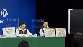 指揮中心醫療應變組副組長羅一鈞（右）表示，1月7日至14日是桃醫的關鍵期，當時可疫調時間很短，對採檢時機來說是很大挑戰。（圖／記者簡浩正攝影）