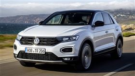 ▲福斯The T-Roc升級車道維持及偏移警示系統。（圖／Volkswagen提供）