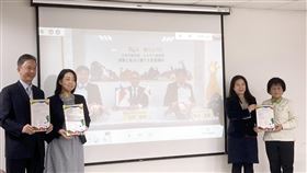 深化台日交流  北市動物園將引入格列威斑馬台北市立動物園與日本京都市動物園8日簽署保育合作友好協定，北市動物園園長劉世芬（右）表示，希望在2021年下半年就能引入格列威斑馬，作為雙方合作的開端。中央社記者陳昱婷攝  110年2月8日