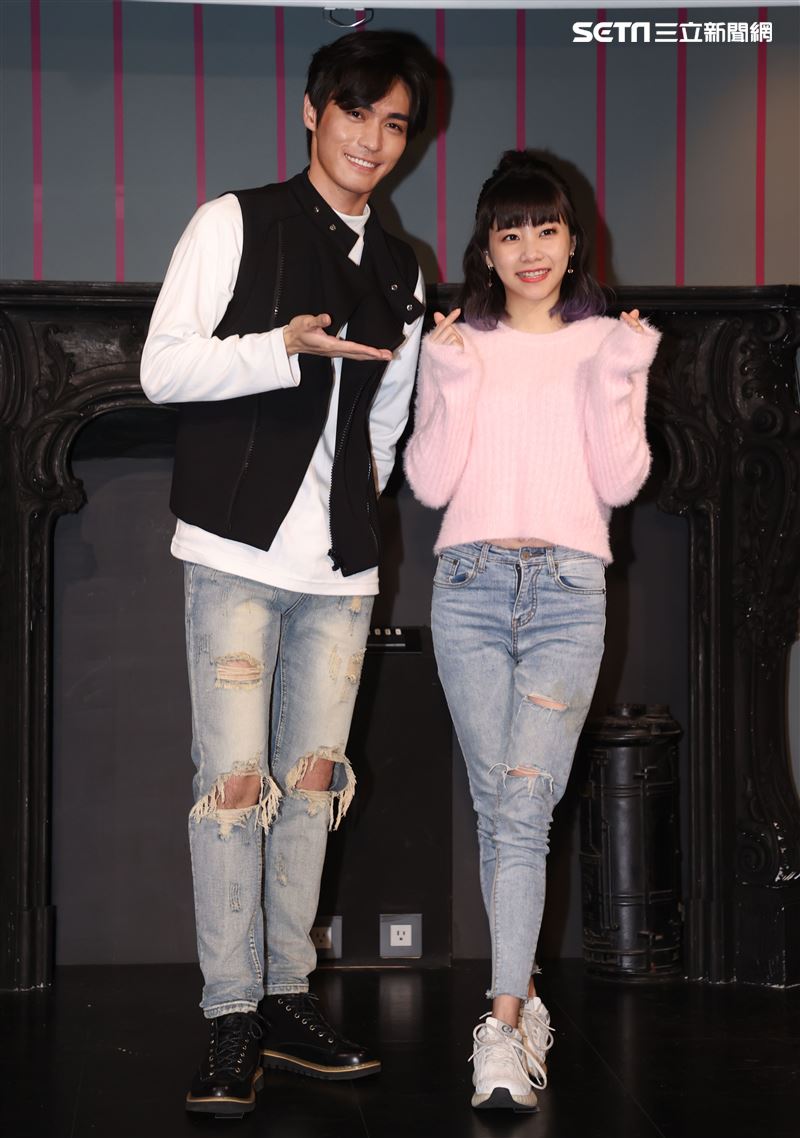 實力派新人王振諾、正妹賴珮菱一起陪伴弱勢兒製作年糕。（記者邱榮吉/攝影）