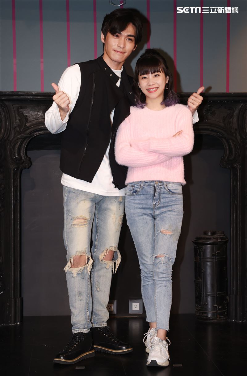 實力派新人王振諾、正妹賴珮菱一起陪伴弱勢兒製作年糕。（記者邱榮吉/攝影）