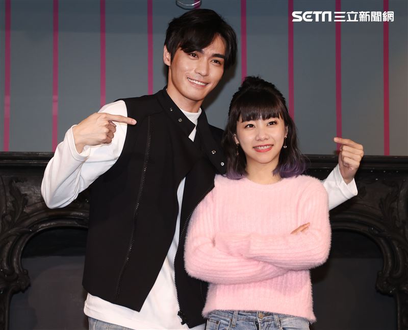 實力派新人王振諾、正妹賴珮菱一起陪伴弱勢兒製作年糕。（記者邱榮吉/攝影）