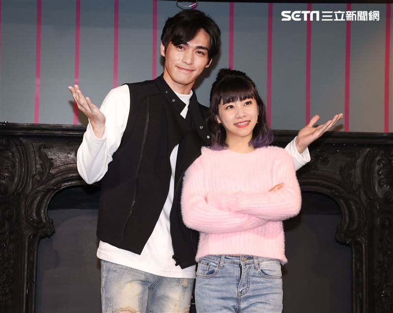 實力派新人王振諾、正妹賴珮菱一起陪伴弱勢兒製作年糕。（記者邱榮吉/攝影）