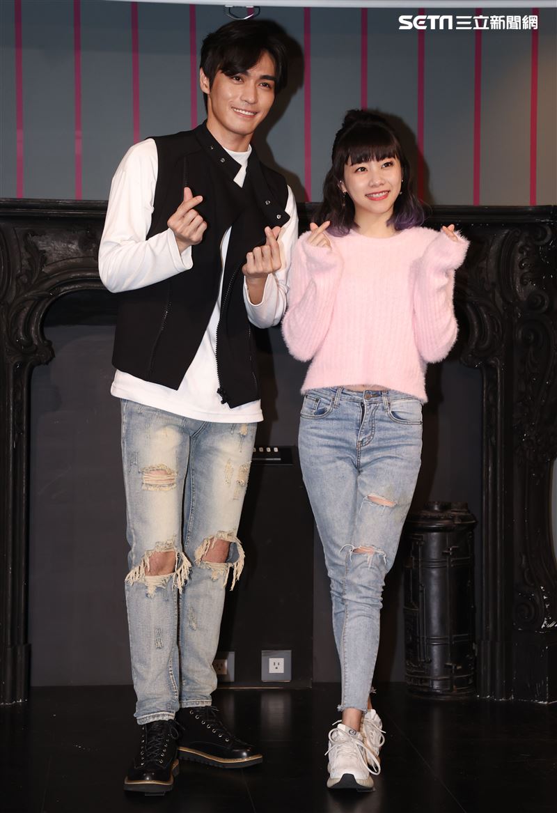 實力派新人王振諾、正妹賴珮菱一起陪伴弱勢兒製作年糕。（記者邱榮吉/攝影）