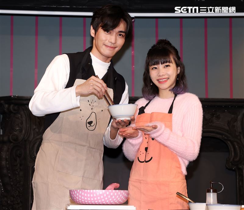 實力派新人王振諾、正妹賴珮菱一起陪伴弱勢兒製作年糕。（記者邱榮吉/攝影）