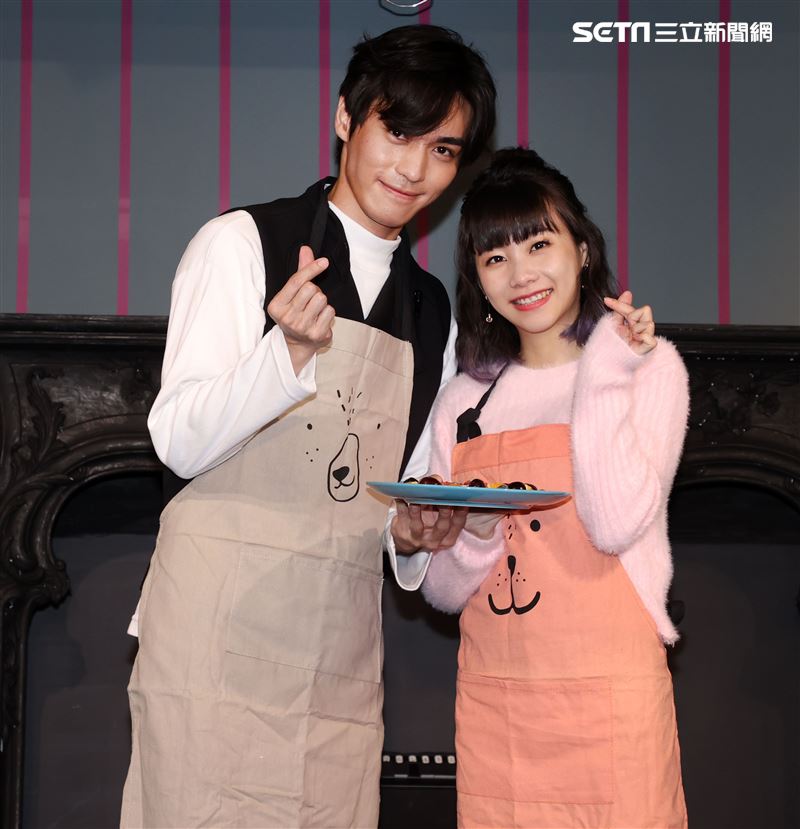 實力派新人王振諾、正妹賴珮菱一起陪伴弱勢兒製作年糕。（記者邱榮吉/攝影）