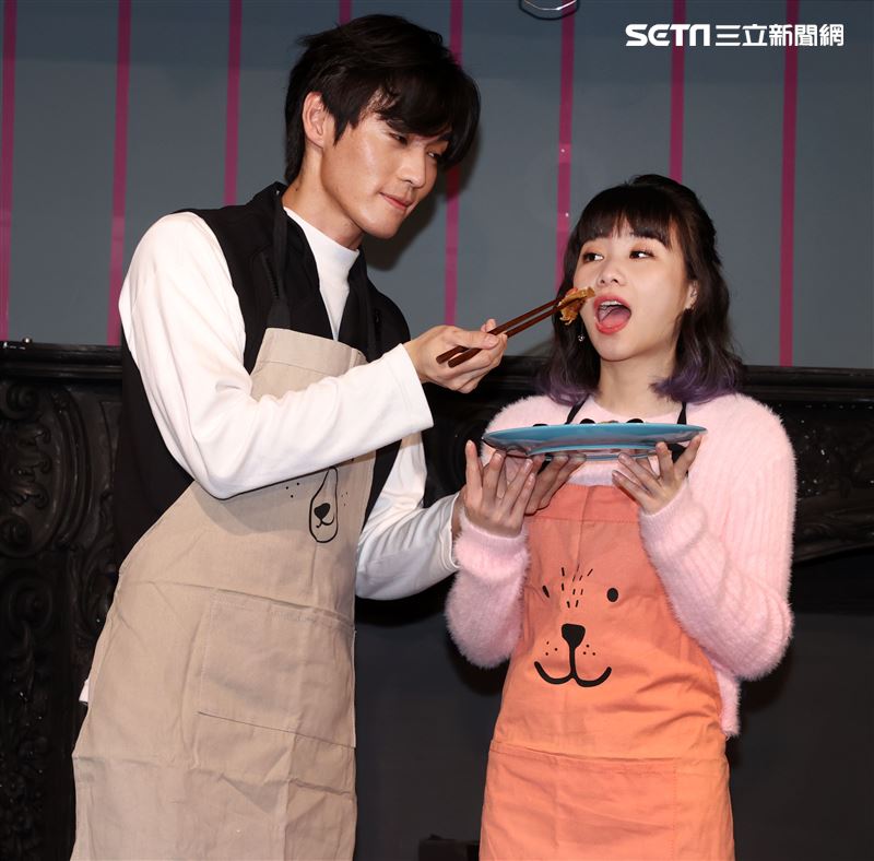 實力派新人王振諾、正妹賴珮菱一起陪伴弱勢兒製作年糕。（記者邱榮吉/攝影）