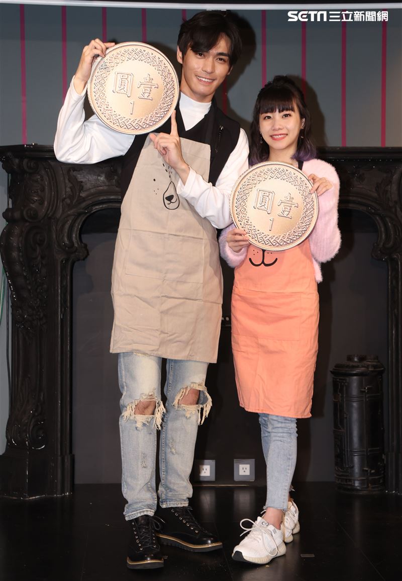 實力派新人王振諾、正妹賴珮菱一起陪伴弱勢兒製作年糕。（記者邱榮吉/攝影）