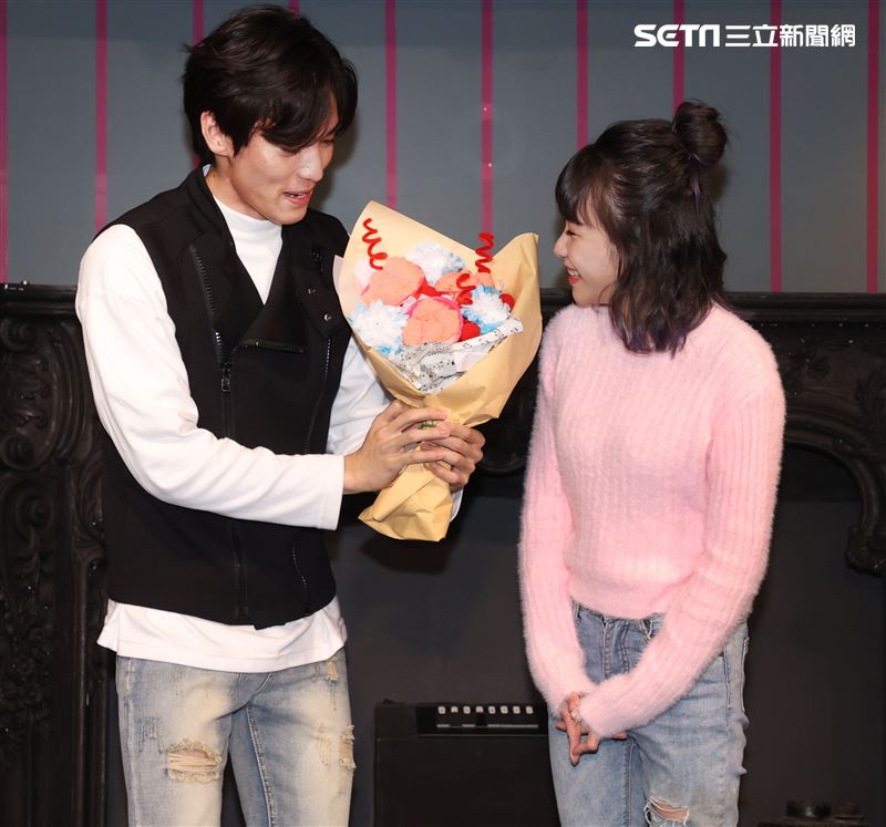 實力派新人王振諾、正妹賴珮菱一起陪伴弱勢兒製作年糕。（記者邱榮吉/攝影）