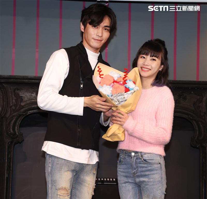 實力派新人王振諾、正妹賴珮菱一起陪伴弱勢兒製作年糕。（記者邱榮吉/攝影）