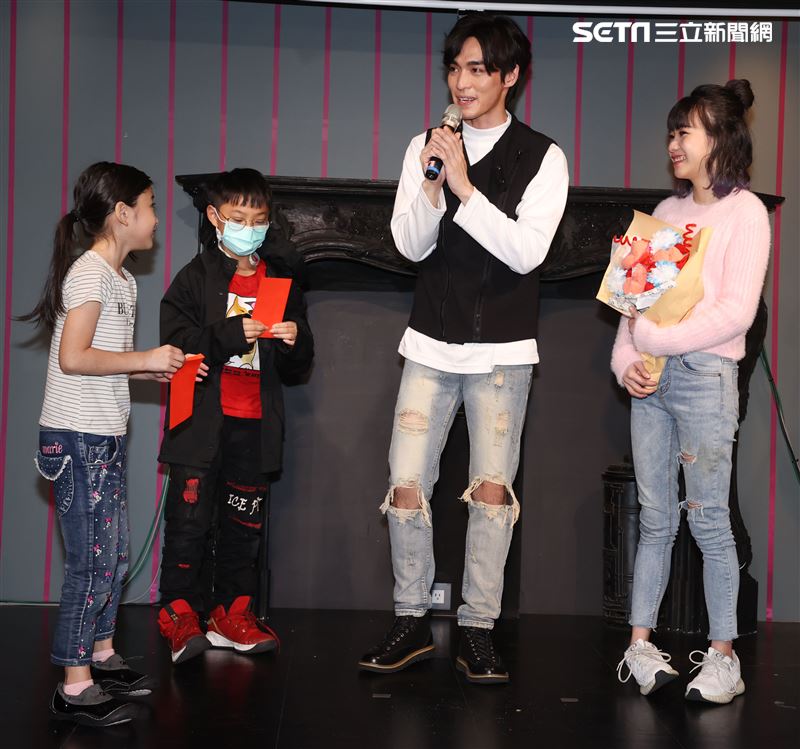 實力派新人王振諾、正妹賴珮菱一起陪伴弱勢兒製作年糕。（記者邱榮吉/攝影）