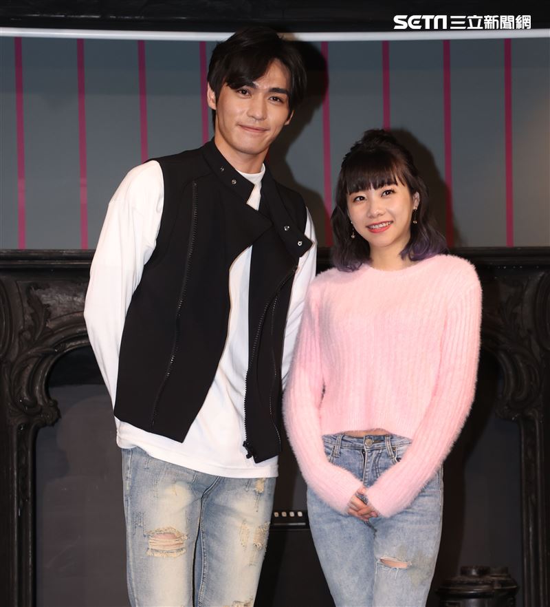 實力派新人王振諾、正妹賴珮菱一起陪伴弱勢兒製作年糕。（記者邱榮吉/攝影）