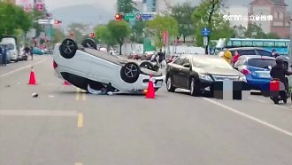 為閃騎士急踩煞車　轎車側翻駕駛掛彩