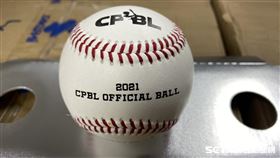 中華職棒2021年比賽用球。（圖／記者王怡翔攝影）