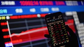 台股收漲219.92點在美股上揚及資金回流挹注下，台北股市30日股匯雙漲，傳產及金融股買單積極，推升大盤收漲219.92點，為10992.14點，漲幅2.04%，成交金額新台幣2290.84億元。中央社記者裴禛攝　109年4月30日